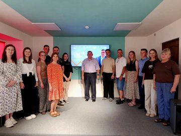 В рамках федерального проекта «ГосСтарт.Диалог» в молодежном центре «Скрепка» состоялась неформальная встреча заместителя Председателя Совета и муниципального депутата Сергея Лунёва с молодежью Новоайдарского округа