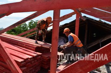 Продолжается капитальный ремонт кровли одного из жилых домов Антрацита