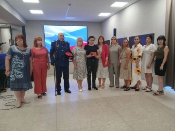 Сегодня в ДК Станицы Луганской прошло мероприятие на котором начальник отдела социального и пенсионного обеспечения военного комиссариата Станично-Луганского МО Екатерина Малоухова вручила государственную награду семье...