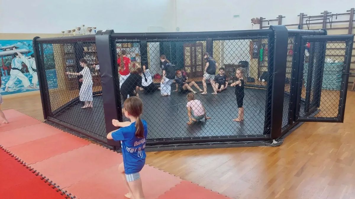 В Лутугинской спортшколе прошла открытая тренировка по каратэ для юных спортсменов