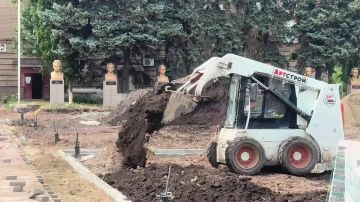 Площадь Ленина в Молодогвардейске преображается в рамках сотрудничества между Тюменской областью и Краснодонским муниципальным округом