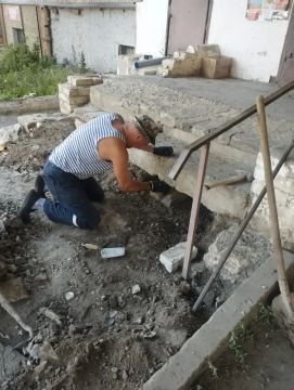 Единая управляющая компания проводит обновление входных групп мноэтажек г. Ровеньки