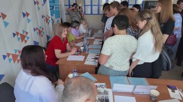 В Краснодонском территориальном отделении центра занятости населения успешно завершился второй этап Всероссийской ярмарки трудоустройства «Работа России