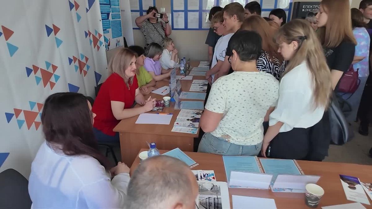 В Краснодонском территориальном отделении центра занятости населения успешно завершился второй этап Всероссийской ярмарки трудоустройства «Работа России