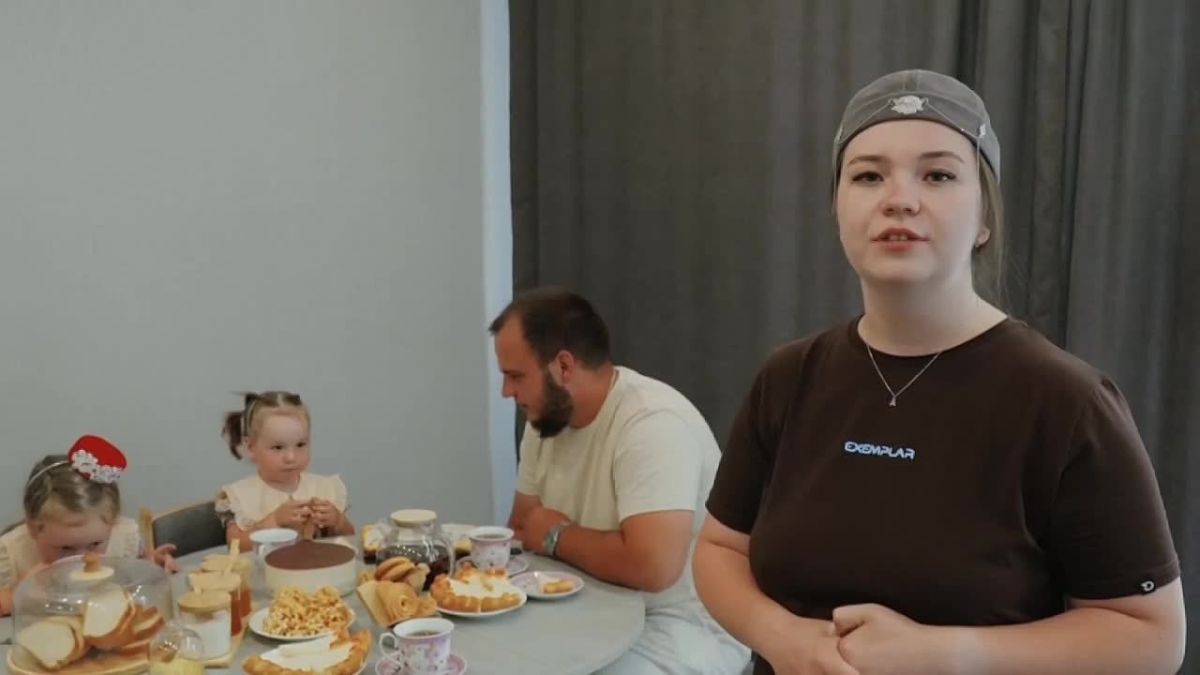 Вместе мы строим будущее страны: помогаем людям, изобретаем новые технологии, защищаем наши границы и интересы, работаем в полях и на предприятиях