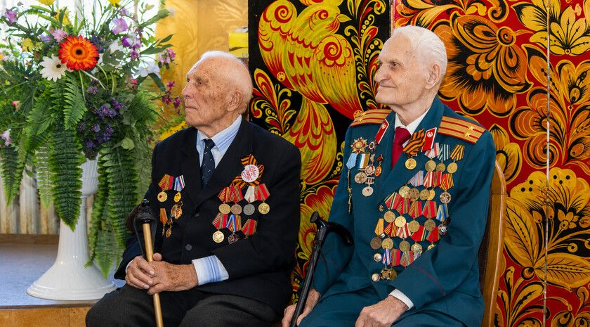 «Единая Россия» поздравила со 100-летним юбилеем ветерана труда из Луганска