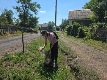 2 июля в с. Малоивановка прошел субботник "Чистый четверг" с участием представителей учреждений, находящихся на подведомственной территории