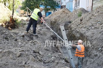 В Брянке единороссы проинспектировали ход работ по замене магистрального канализационного коллектора в микрорайоне Молодежный