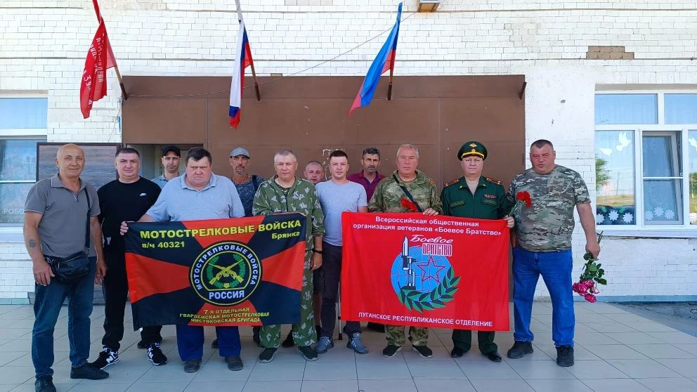 В День ветеранов боевых действий вместе с однополчанами из родного 206 полка отправились в село Дьяково, чтобы почтить память наших земляков, погибших в ходе специальной военной операции