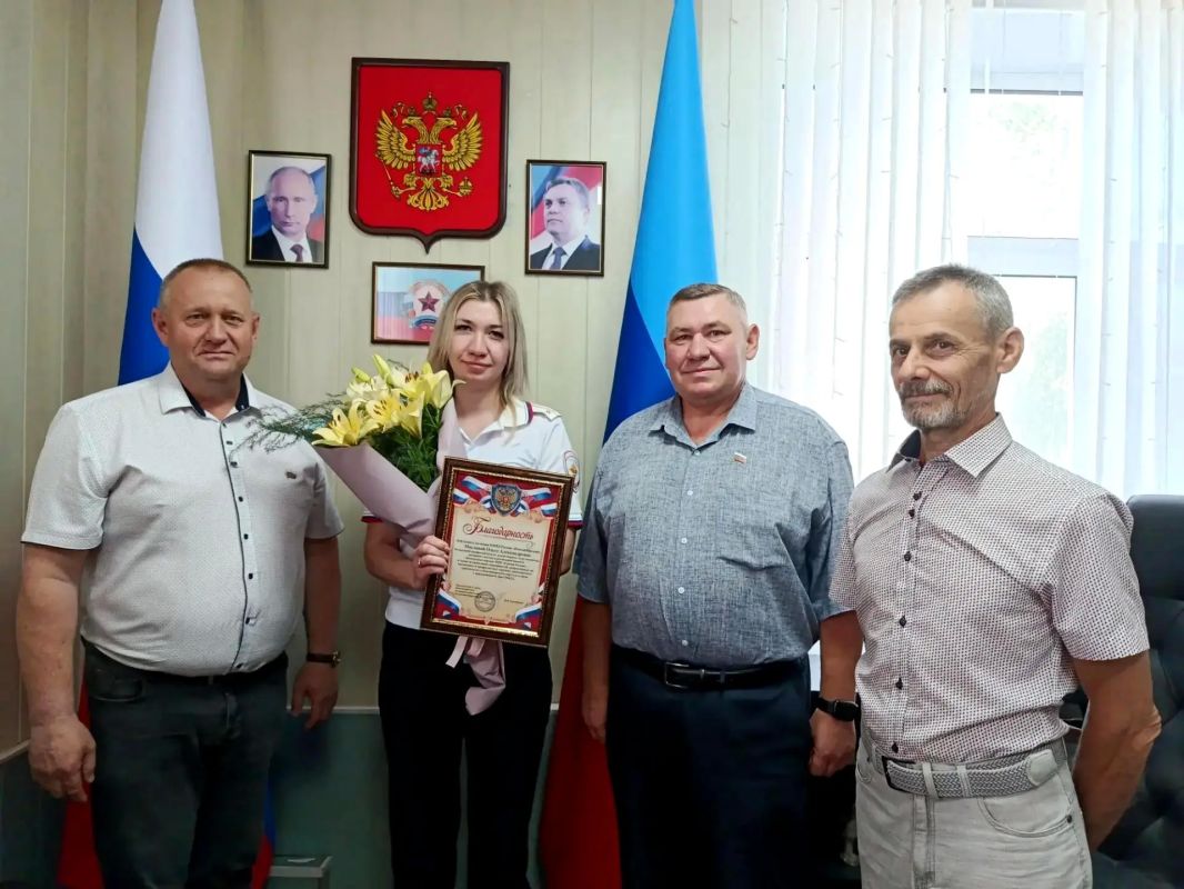 Партийный проект «Безопасные дороги»: депутаты поздравили инспектора ГИБДД с профессиональным праздником