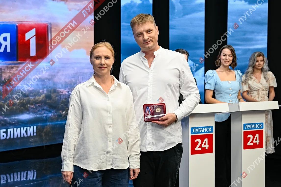 Работников Луганского телевидения наградили в студии ГТРК ЛНР по случаю профессионального праздника