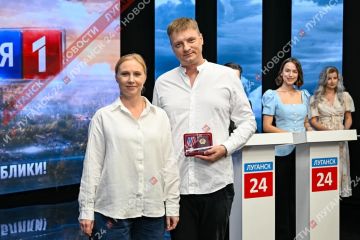 Работников Луганского телевидения наградили в студии ГТРК ЛНР по случаю профессионального праздника