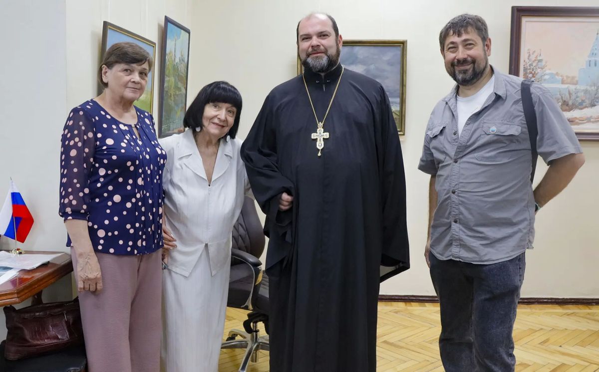 В Луганской художественной галерее открылась выставка «Православные храмы России»