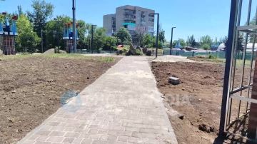 В Стаханове ведутся работы в сквере на улице Карбышева