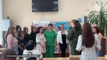 Офицеры республиканского СК передали пострадавшим студентам Старобельского колледжа компьютерную технику
