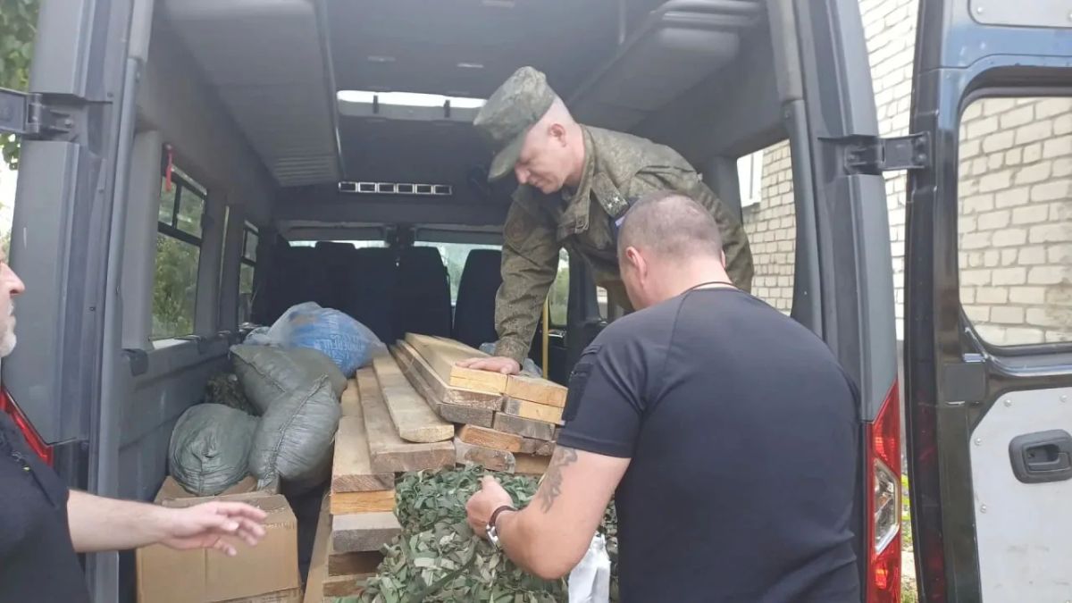 Военные следователи СК России доставили гуманитарную помощь бойцам в ЛНР