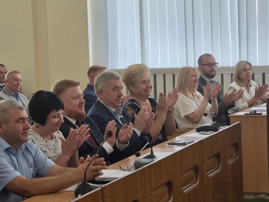 Начала региональную неделю с внеочередного заседания Народного Совета ЛНР, на котором представители законодательной и исполнительной власти, военнослужащие и журналисты заслушали отчет Главы ЛНР о результатах деятельности...