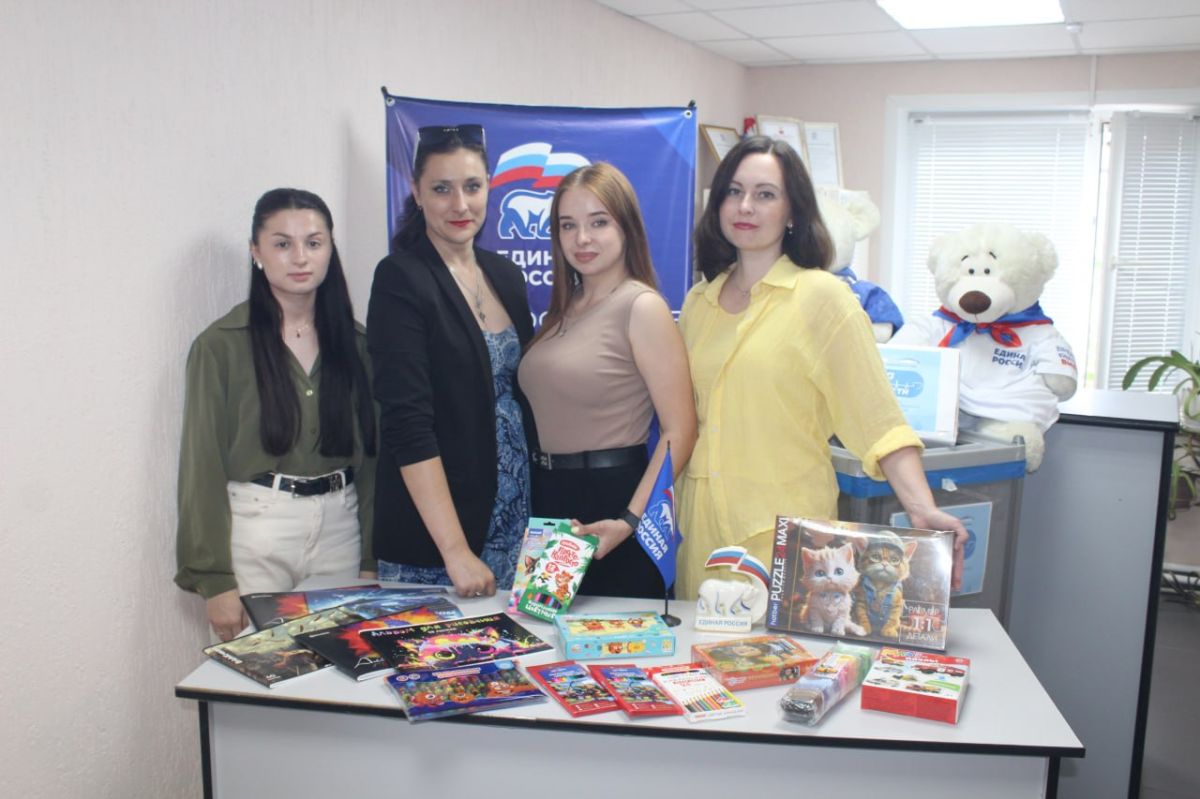 Жители Славяносербщины активно пополняют новыми подарками «Коробку храбрости»