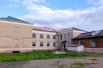 На центральном фасаде Червонопартизанской гимназии ЛНР произвели укладку декоративной штукатурки