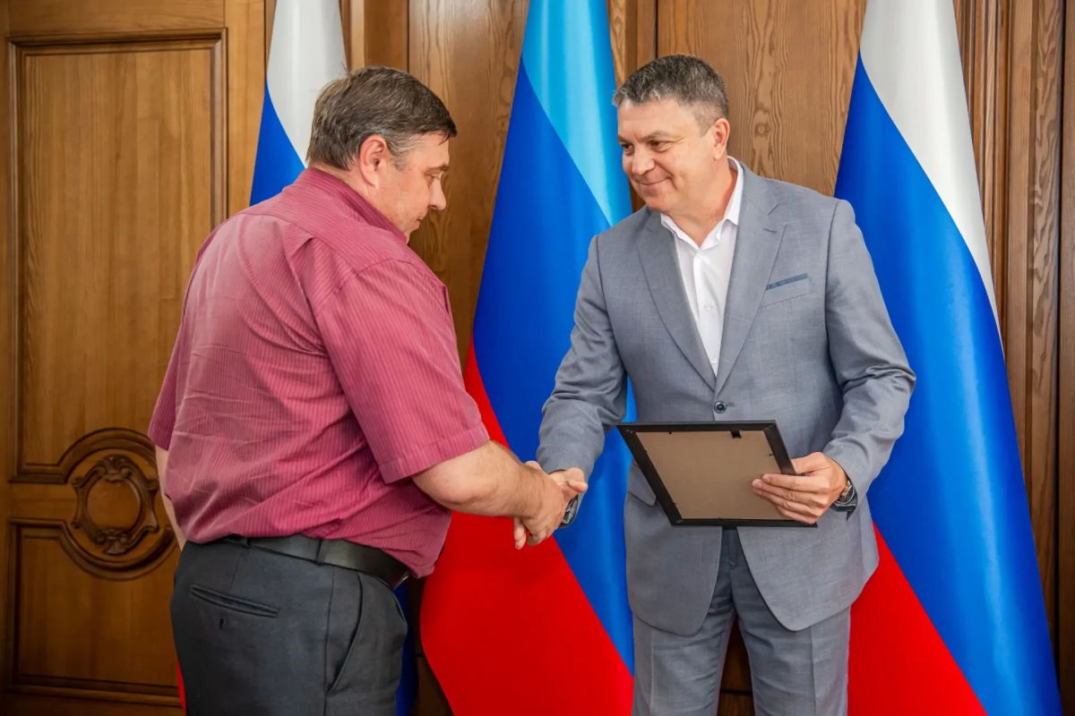 Глава ЛНР наградил лауреата и участников Всероссийской муниципальной премии «Служение»
