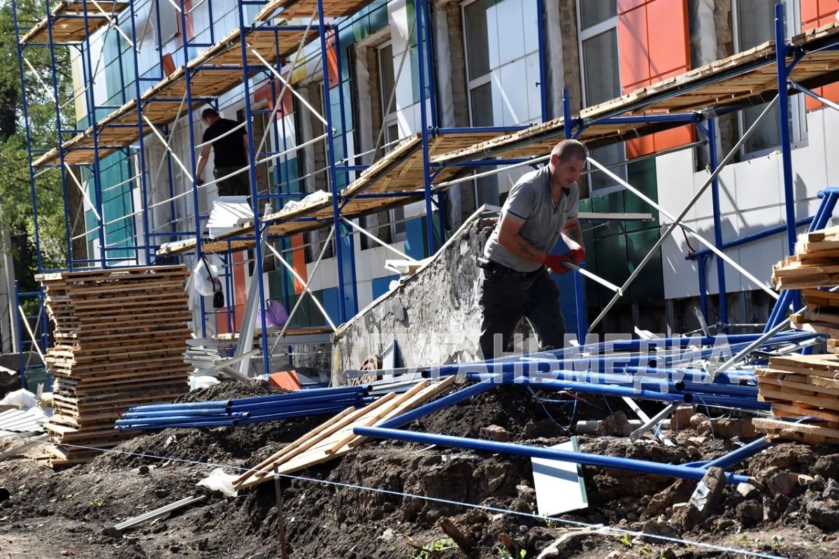 В Красном Луче продолжается ремонт седьмой школы
