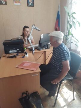 Сегодня на территории Великочерниговского отдела жизнеобеспечения в с.Великая Черниговка специалистами ГБУ ЛНР «МФЦ» был проведён выездной приём граждан