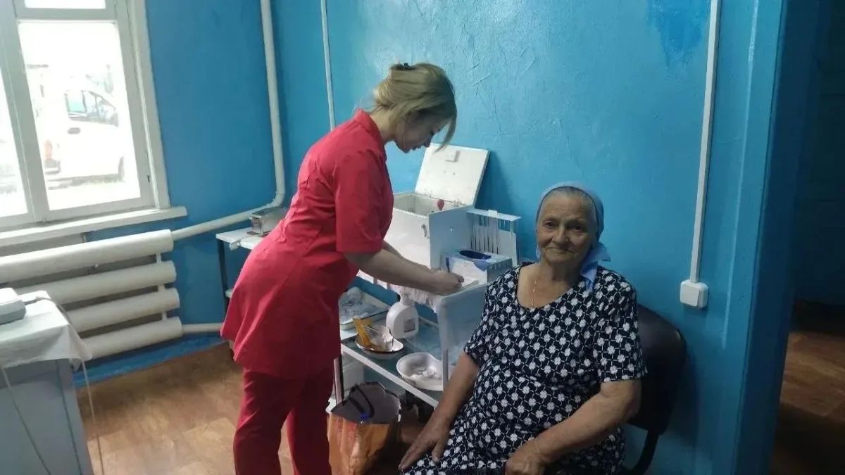 Выездная бригада Свердловской больницы провела прием в поселке Хмельницком