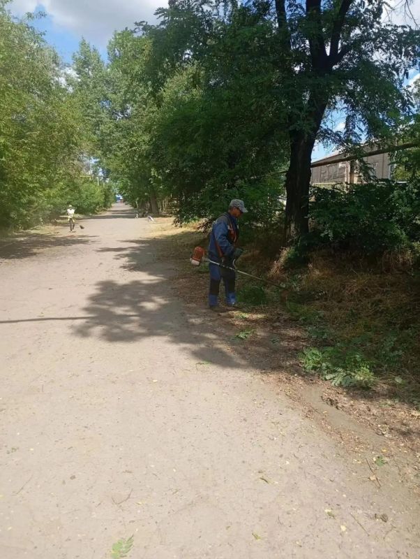 Ежедневные работы по уборке и благоустройству городских территорий продолжаются