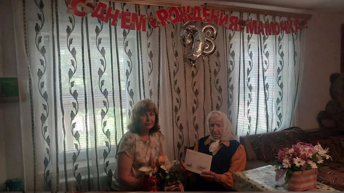 Сегодня сотрудники отдела жизнеобеспечения г. Вахрушево, г. Миусинск и пгт. Хрустальное поздравили долгожительницу пгт
