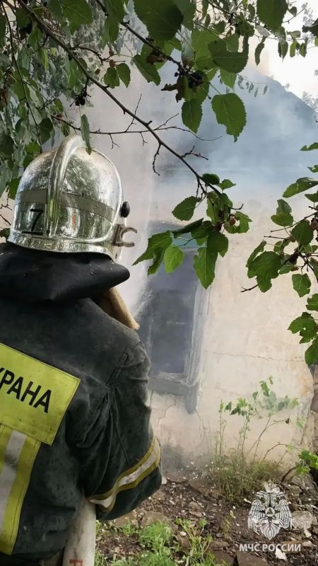 В Свердловском округе сгорел нежилой дом