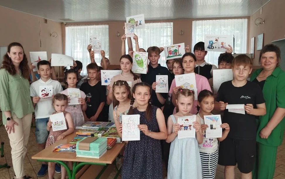 На Антрацитовской специальной (коррекционной) школыинтерната специалистами отдела опеки и попечительства над несовершеннолетними Администрации организовано творческое занятие «Раскрашиваем права ребенка»