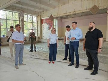 Роман Лысенко: В преддверии нового учебного года, для оценки соответствия графикам ремонтных работ в городских учебных заведениях Алчевска, был организован депутатский контроль