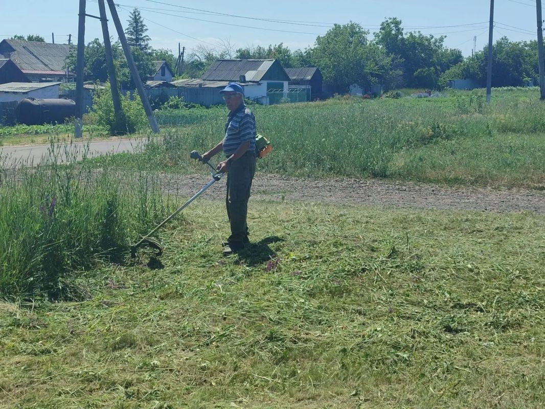 Сегодня на территории пгт. Запорожье прошел субботник по благоустройству территории