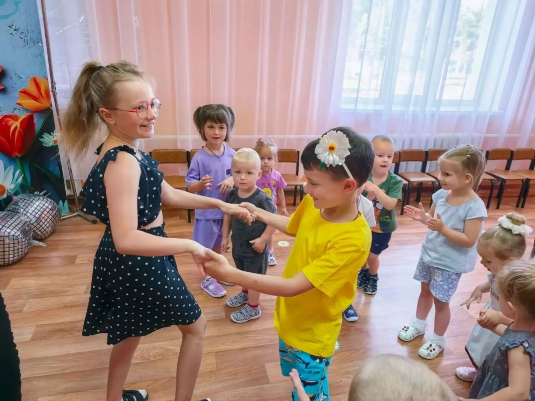Сотрудники Детского центра Чернухинского музея провели познавательно — игровую программу для воспитанников детского сада «Ромашка», посвященную Дню любви, семьи и верности