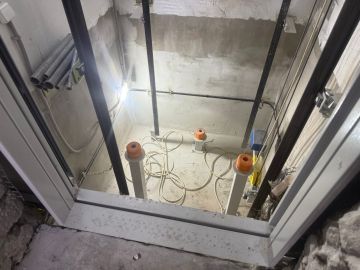 В Молодогвардейске по улице Калинина, 7 продолжается обновление лифтового хозяйства