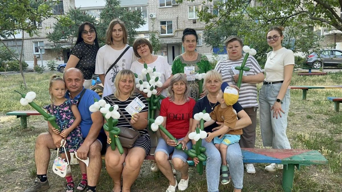 Сегодня мы отмечаем светлый и по-настоящему теплый праздник — День семьи, любви и верности, праздник душевного единства, заботы, взаимопонимания и искренних чувств