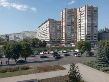 Продолжаются работы в сквер у памятника Клименту Ворошилову