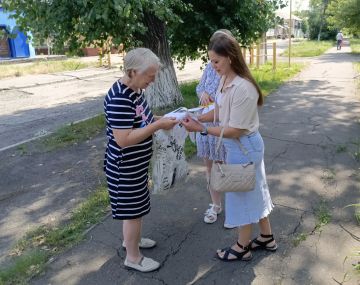 В сквере поселка городского типа Дубовский прошла акция «Ромашковое счастье», приуроченная Дню семьи, любви и верности
