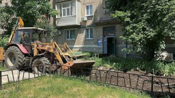 На улице внутриквартальных проездах в районе домов № 33, 35 улицы Ленина продолжаются ремонтные работы