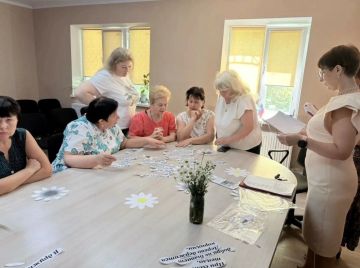 В Брянковском комплексном центер социального обслуживания населения, в рамках проекта «Активное долголетие» прошло мероприятие «Все начинается с семьи», посвященное Дню семьи, любви и верности