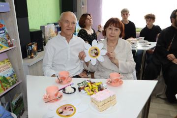 «Любовь, умноженная на добро»: душевный праздник в библиотеке Стаханова