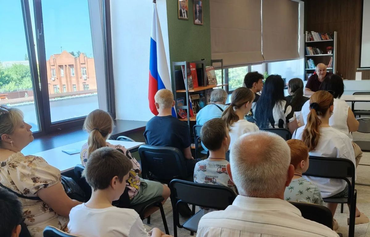 07.07.2026 года в помещении МБУ «Станично-Луганская центральная библиотека» состоялся правовой семинар в рамках недели помощи по вопросам защиты прав и интересов несовершеннолетних, находящихся в социально опасном положении