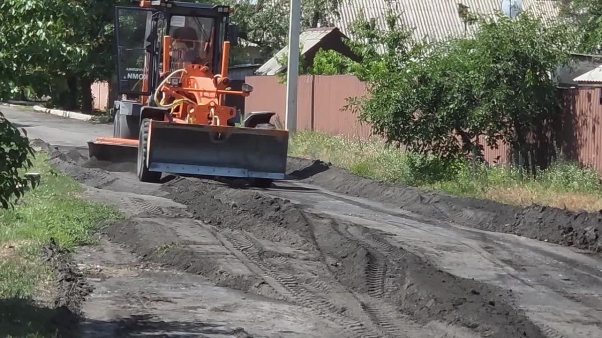 В пгт Нагольно-Тарасовка и пгт Дзержинский провели работы по выравниванию дорожного полотна