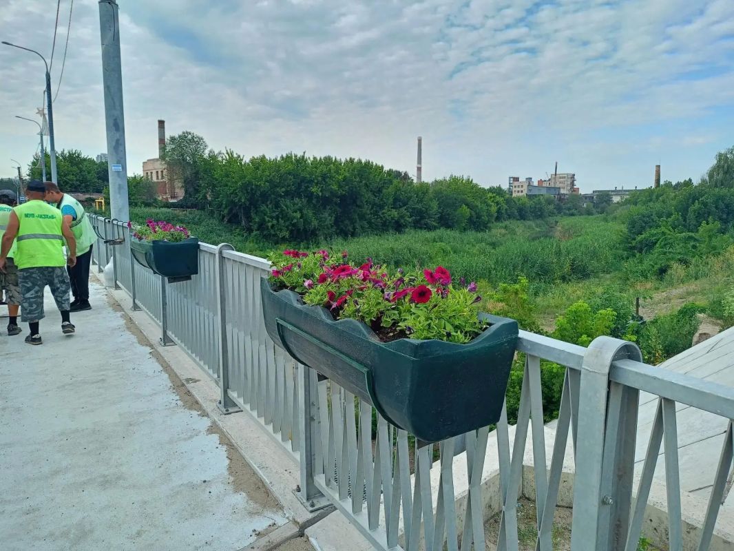 Цветочные кашпо украсили Нижнетагильский мост в Луганске
