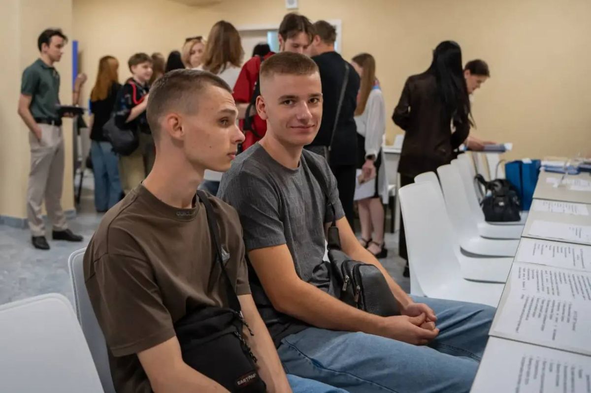 Более 90% выпускников вузов и колледжей ЛНР, которые обратились в кадровые центры Республики, нашли место работы
