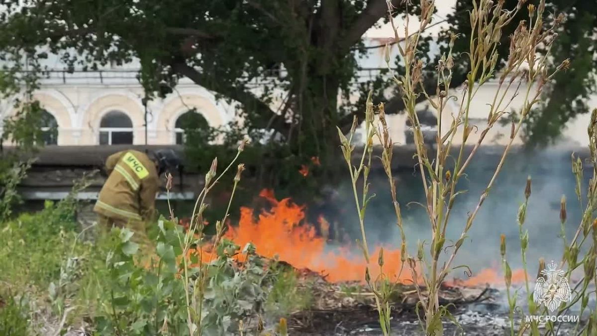 В центре Луганска разгорелся пожар из-за оборвавшегося кабеля