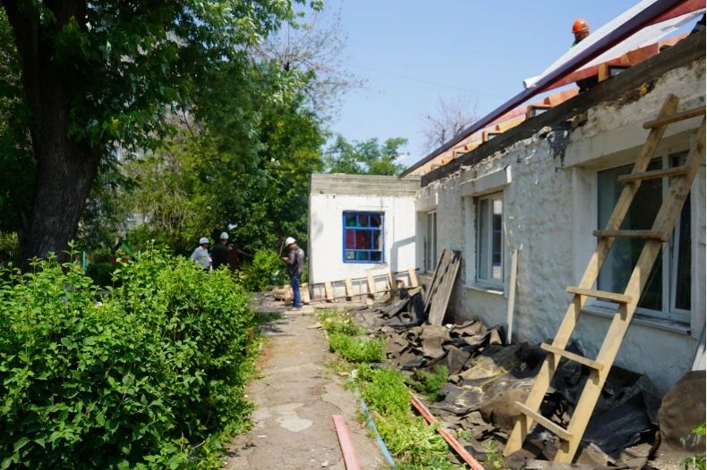 Новая кровля и газовая котельная: «Ягодка» преображается к учебному году благодаря региону-шефу