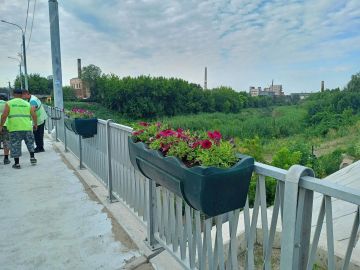 Цветочные кашпо украсили Нижнетагильский мост в Луганске