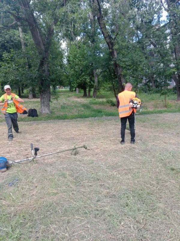 В Ровеньках продолжаются работы по покосы травы