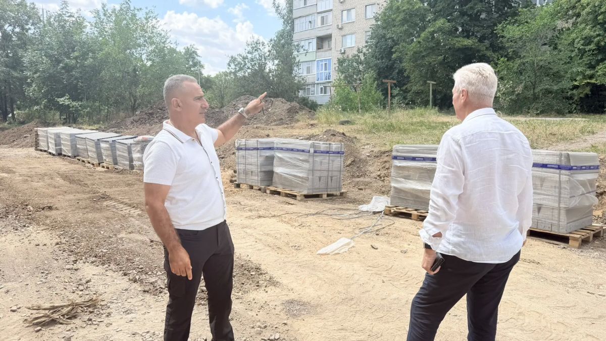 Выехал на квартал Лютикова, дом 33, чтобы ознакомиться с ходом ремонта внутридворовой дороги и оценить этапы работ, которые ведутся в рамках специального инфраструктурного проекта шефом-регионом Тюменской областью